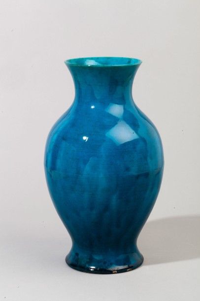 Vase bleu turquoise en porcelaine. 
Chine,...