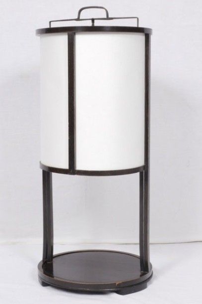 null Lanterne Andon,de forme cylindrique, en bois laqué noir, garnie de papier blanc.
...