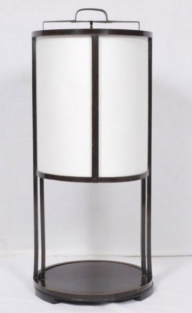 null Lanterne Andon,de forme cylindrique, en bois laqué noir, garnie de papier blanc.
...