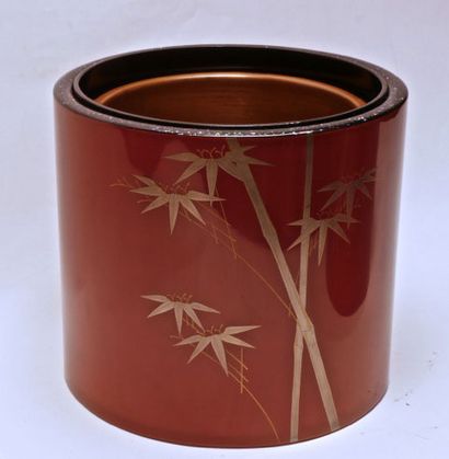 null Ensemble de trois hibachi cylindriques, en laque brun rouge, à décor de bambous...