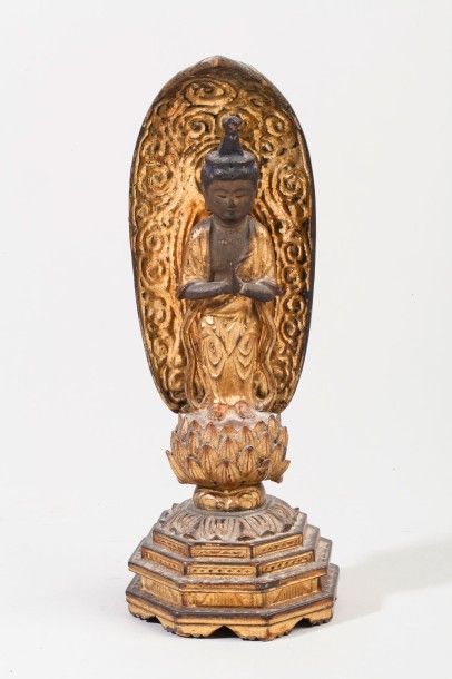 null Bouddha en bois laqué doré représenté debout sur une fleur de lotus, une large...