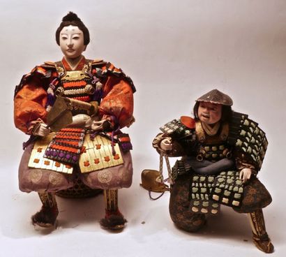 null Deux poupées Ningyo représentant un samouraï assis, tenant un uchiwa, un katana...