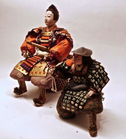 null Deux poupées Ningyo représentant un samouraï assis, tenant un uchiwa, un katana...
