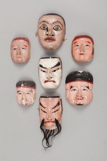null Suite de masques Nô en bois laqué blanc avec rehauts de rouge. 

Japon.