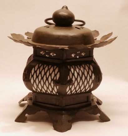 null Tsuri-doro, petite lanterne à suspendre, en fonte de fer de patine brune, en...
