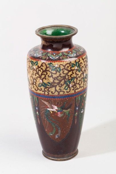 null Vase en cuivre émaillé à décor de dragons, phoenix et rinceaux floraux. 
 Japon,...