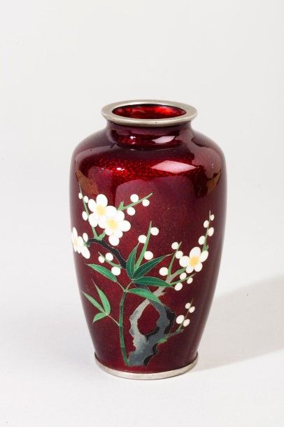 null Petit vase ginbari akasuke en émaux cloisonnés à décor de branchages de prunus...