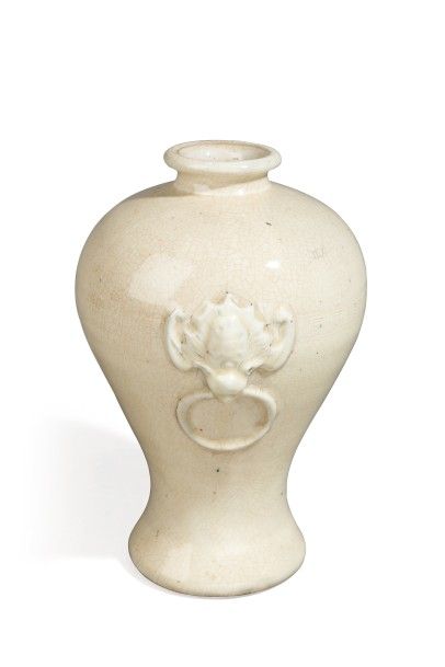 null Vase meiping en porcelaine craquelée émaillée crème à décor secret de grecques,...