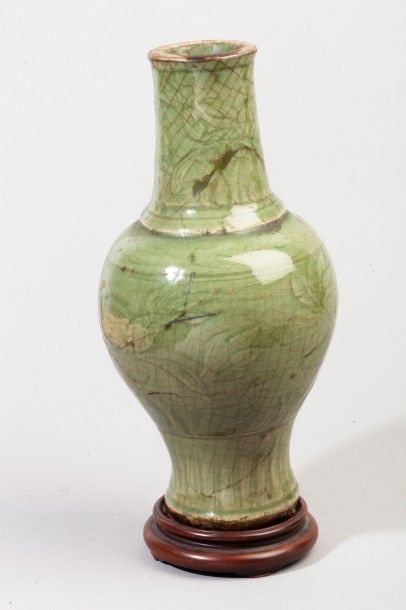 Vase en porcelaine craquelée émaillée olive...