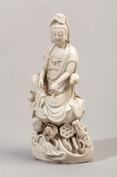 null Statuette en blanc de chine représentant une Guanyin en délassement royal sur...