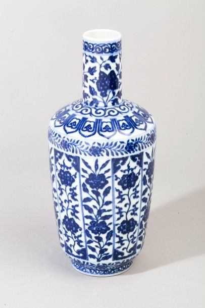 Vase bouteille en porcelaine et émail bleu...