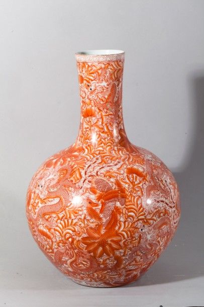null Vase balustre en porcelaine à décor de camaïeu rouge de dragons, phénix et lotus....