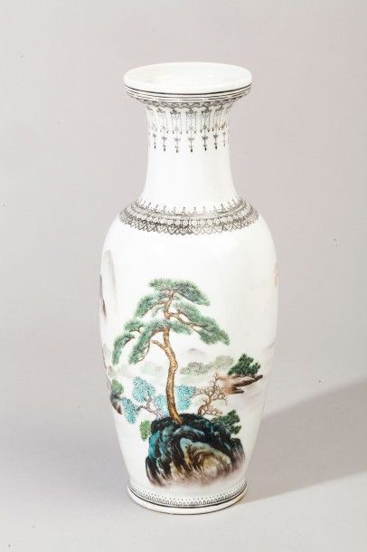 null Vase balustre en porcelaine émaillée à col évasé à décor d'un paysage lacustre...