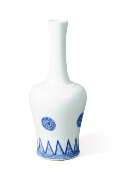 null Petit vase balustre à long col en porcelaine émaillée blanc bleu à décor de...