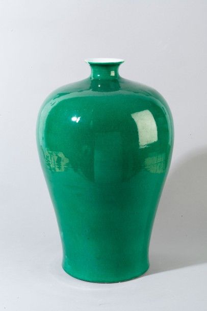 null Grand vase de forme Meiping en porcelaine émaillée vert olive. Chine, Haut:...