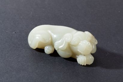 null Petit chien en jade céladon représenté couché

Chine, XXème siècle. 

Long....