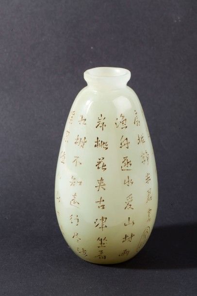 null Petit vase de forme ovoïde en jade céladon gris incisé de calligraphies.

Chine.

Haut....