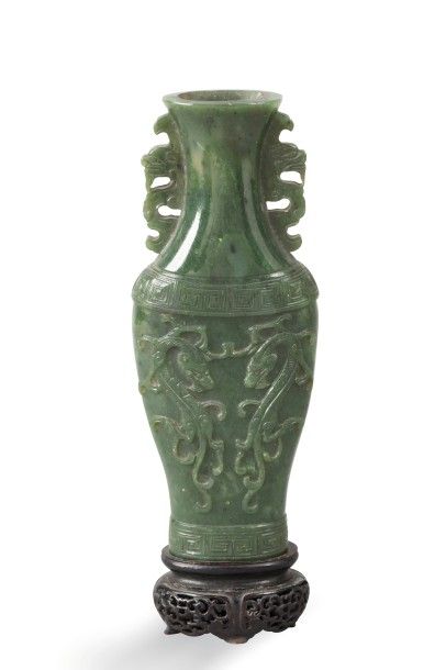 null Petit vase balustre en jade épinard finement décoré en léger relief de quatre...