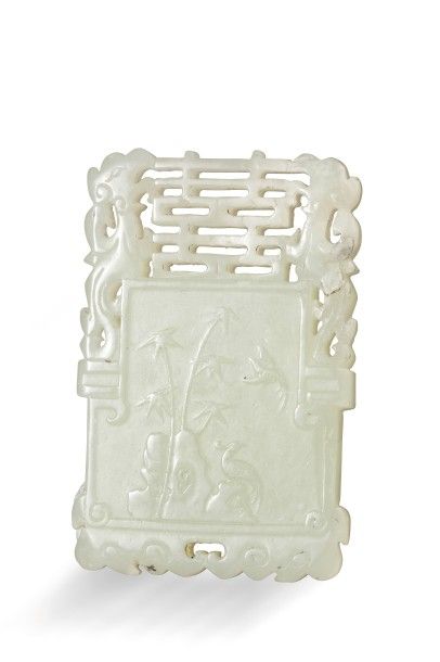 null Petite plaque pendentif en jade sculptée et ajourée à décor biface de calligraphies...