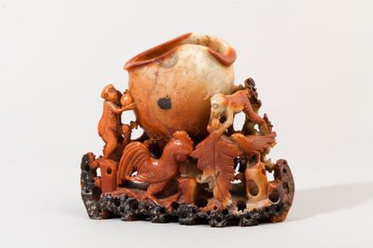 null Groupe sculpté en stéatite représentant un pot à pinceaux à décor de singes...