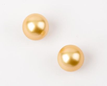 null Paire de boucles d'oreilles en or jaune ornées chacune d'une perle de culture...