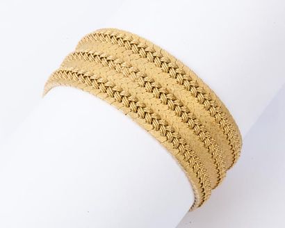 null Bracelet souple en or jaune mat et poli à motifs tressé. P. 73,6 g.