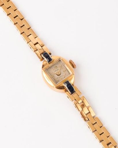 CHAUMET Bracelet montre de dame en or jaune. Cadran blanc, index bâtons. Lunette...