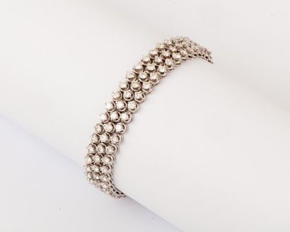 null Bracelet articulé en or gris orné de trois lignes de diamants taillés en brillant....
