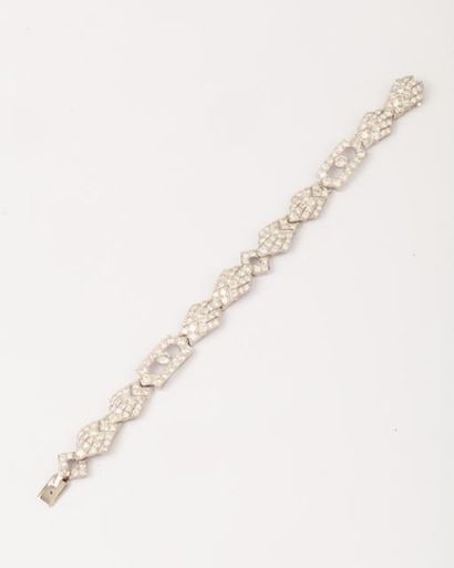 null Bracelet en or gris ajouré à motifs de palmettes entièrement serti de diamants...