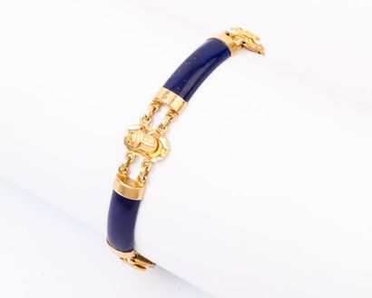 null Bracelet en or jaune à maille pont orné de lapis lazuli alternés de motifs "Scarabée"....