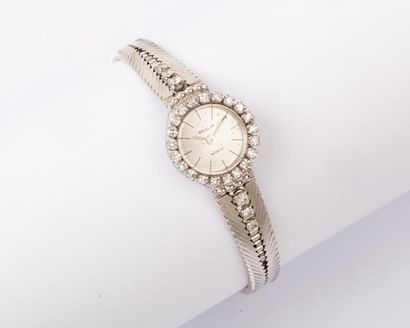 REGLIA Bracelet-montre de dame en or gris, le cadran et les attaches sertis de diamants...