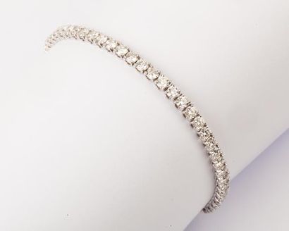 null Bracelet ligne en or gris orné de cinquante- six diamants taillés en brillant....