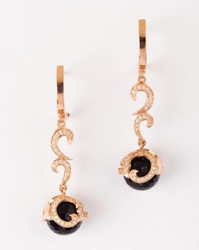 null Paire de pendants d'oreilles en or rose à décor de volutes sertis de diamants...