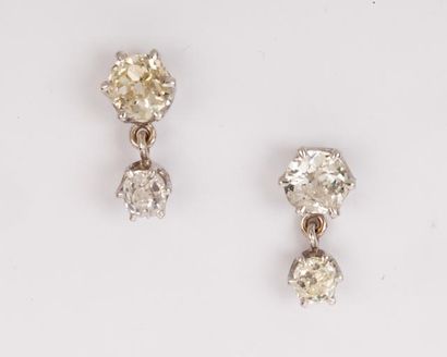 null Paire de pendants d'oreilles en or gris ornés chacun d'un diamant taillé en...