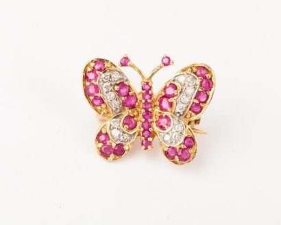 null Broche "Papillon" en or jaune ornée de diamants taillés en brillant et rubis....