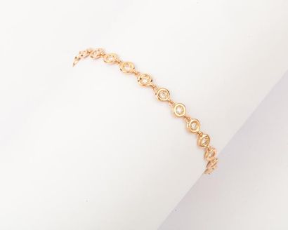 null Bracelet ligne en or jaune orné de 24 diamants taillés en brillant. P. 7,5 ...