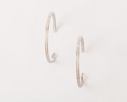 null Paire d'anneaux d'oreilles en or gris sertis de diamants. P. 3,9 g.