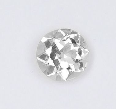 null Diamant taillé en brillant.	

Poids du diamant: 4,49 carats.	

Couleur: J.	

Pureté:...
