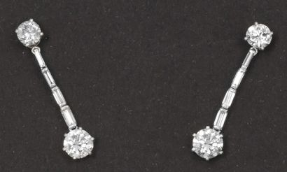 null Paire de pendants d’oreilles en or gris ornés chacun de deux diamants taillés...