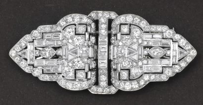 null Broche double clips de forme géométrique en platine ornée de diamants taillés...