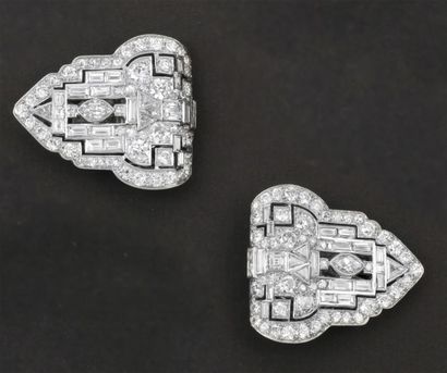 null Broche double clips de forme géométrique en platine ornée de diamants taillés...