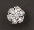 null Bague «Fleur» en or gris ajouré ornée de diamants taillés en brillant dont un,...