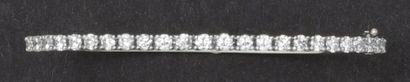 null Bracelet jonc ouvrant en or gris orné de diamants taillés en brillant.
P. 12...