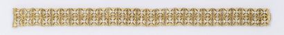 null Bracelet en or jaune ajouré à motifs de croisillons orné de diamants taillés...