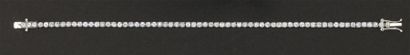 null Bracelet ligne en or gris entièrement serti de diamants taillés en brillant
Longueur:...