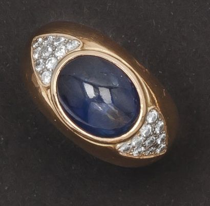 null Bague jonc en or jaune ornée d’un saphir cabochon épaulé de pavages de diamants...