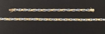 CARTIER «Rumba» - Collier et bracelet en or de deux tons tressé
Signés Cartier et...