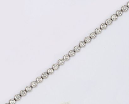 null Bracelet ligne en or gris orné de trente-six diamants taillés en brillant
Longueur:...