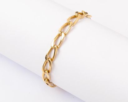 null Bracelet en or jaune à maille gourmette
Longueur: 20,5 cm environ.
P. 31 g.