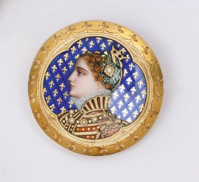  Broche en or jaune émaillé ornée d’un profil de femme orné de perles fines. P. 8...